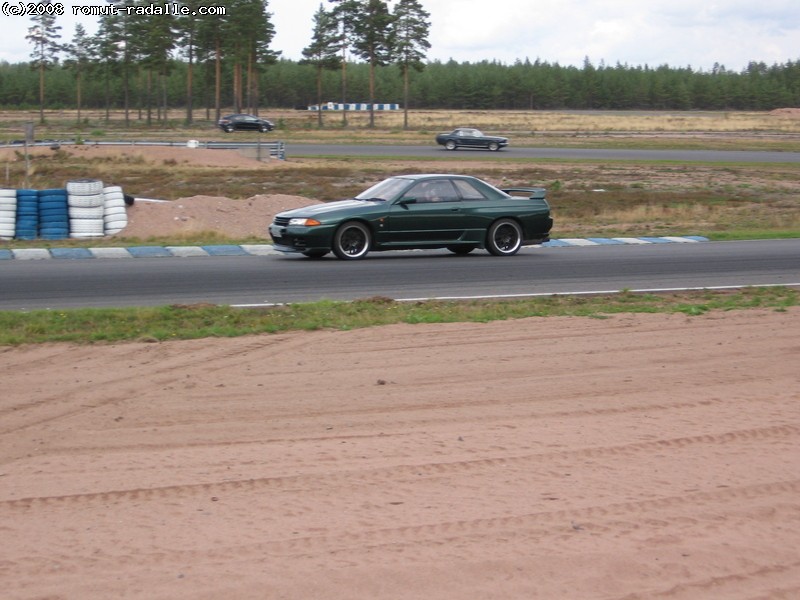 Vihreä Nissan Skylinen