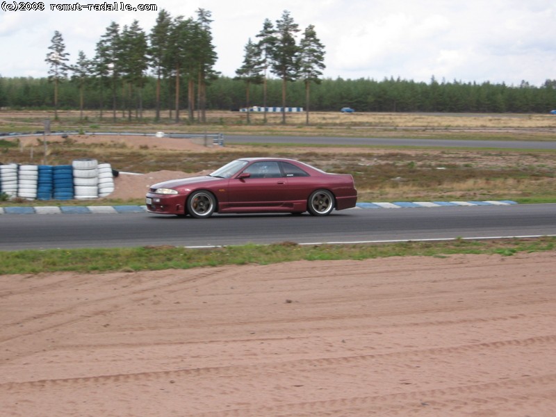 Punainen Nissan Skyline