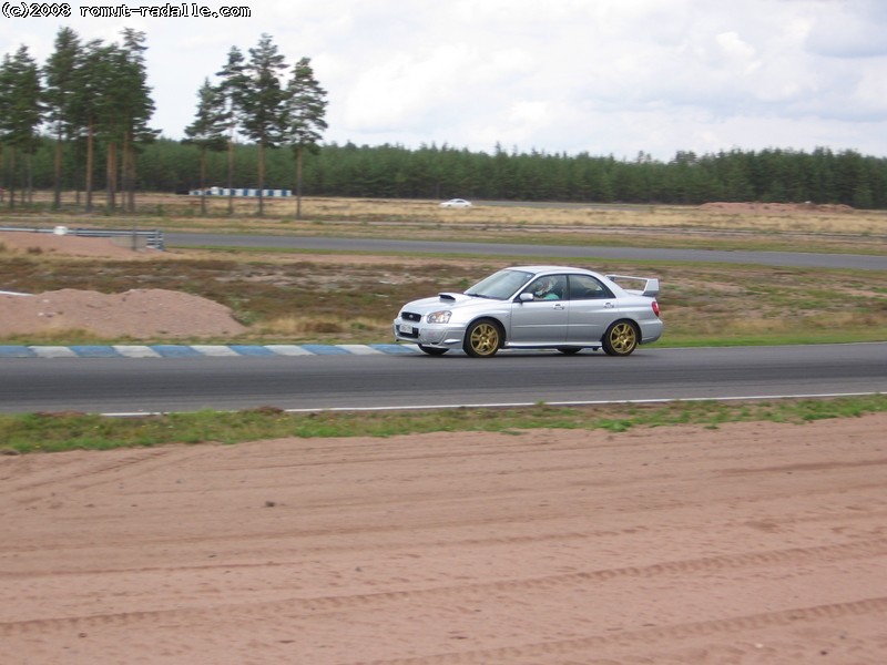 Hopeinen Subaru Impreza STi