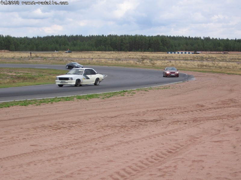 Valkoinen Opel Ascona