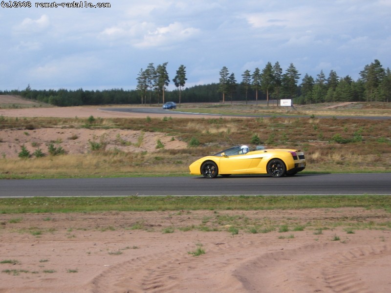 Keltainen Toyota MR2