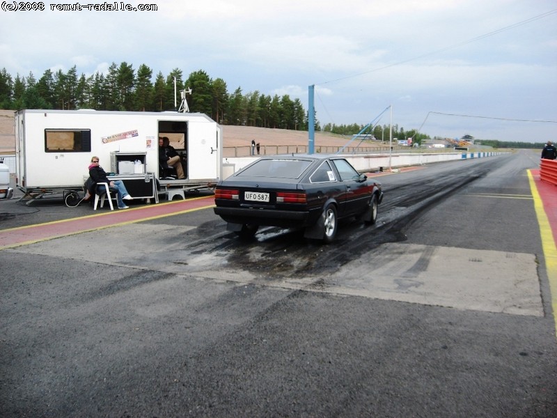 Toyota Corolla DX TE71 Coupe UFO kiihdytyssuoralla Alastarolla