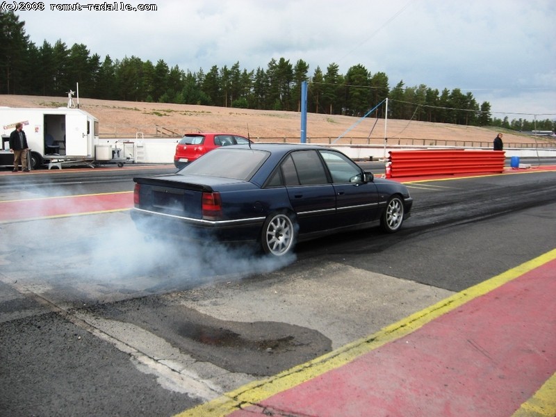 Sininen Opel Omega