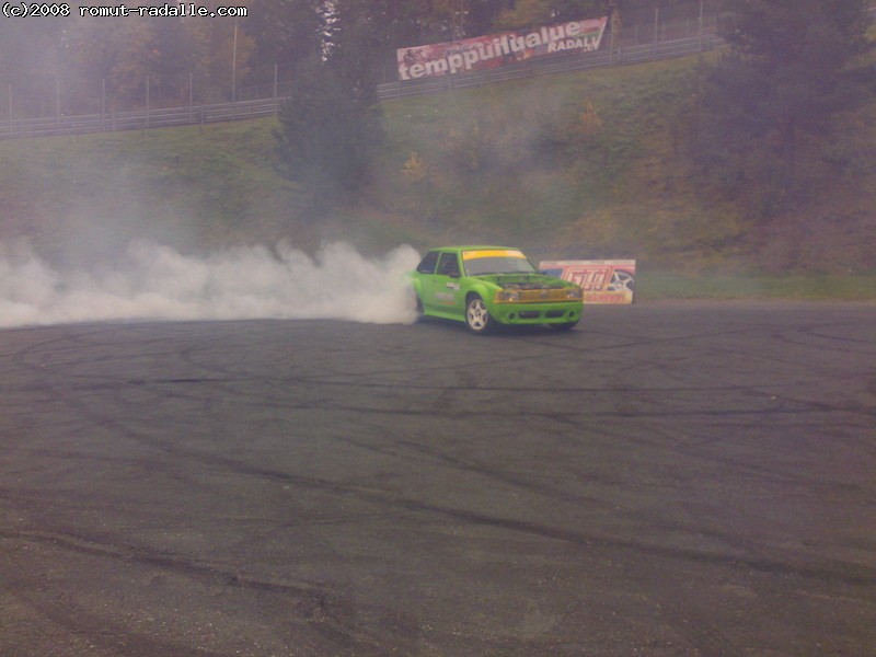 Vihreä Corolla burnout