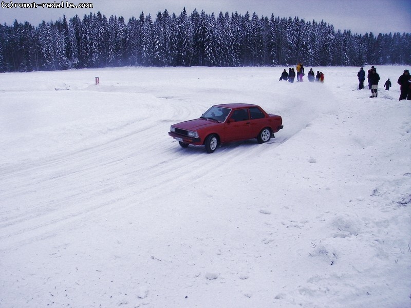 Punainen Toyota Corolla DX