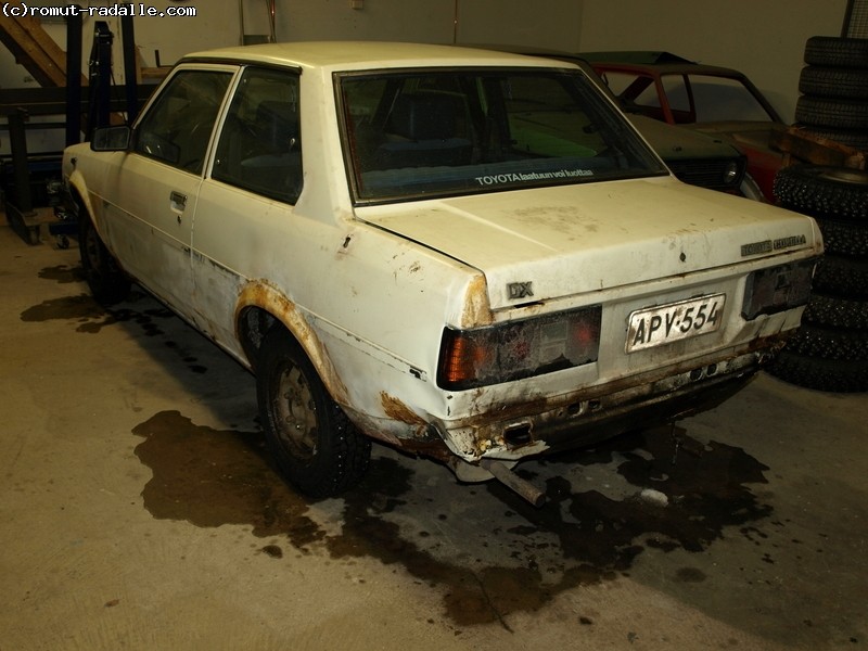 Valkoinen Toyota Corolla KE70 DX