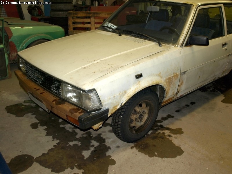 Corolla keula. KE70 Toyota Corolla DX, valkoinen