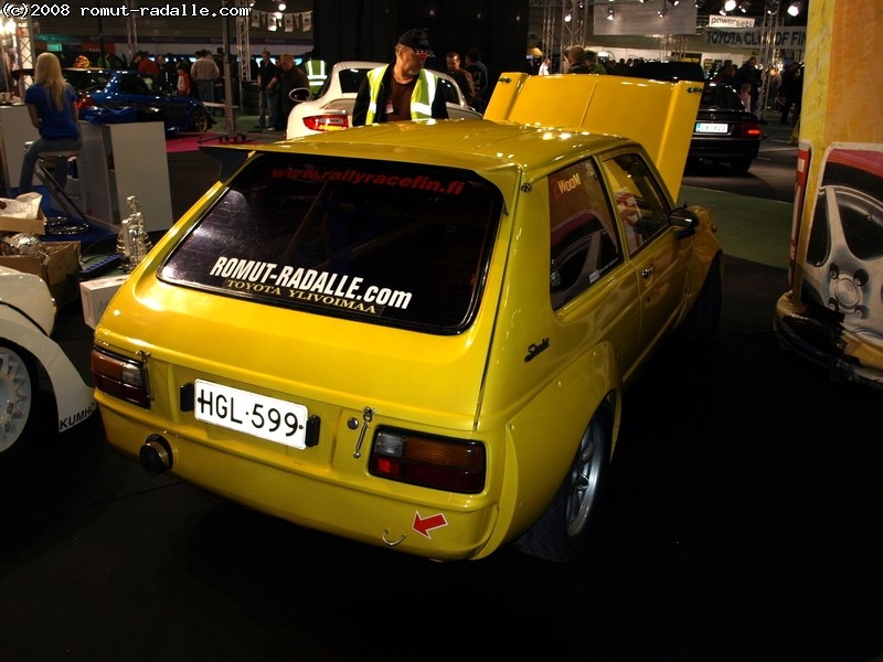 Keltainen Toyota Starlet KP60 TRD N1 -levikkein