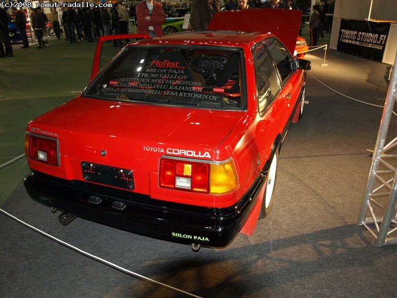 Punainen Toyota Corolla GT Twin Cam 16 AE86