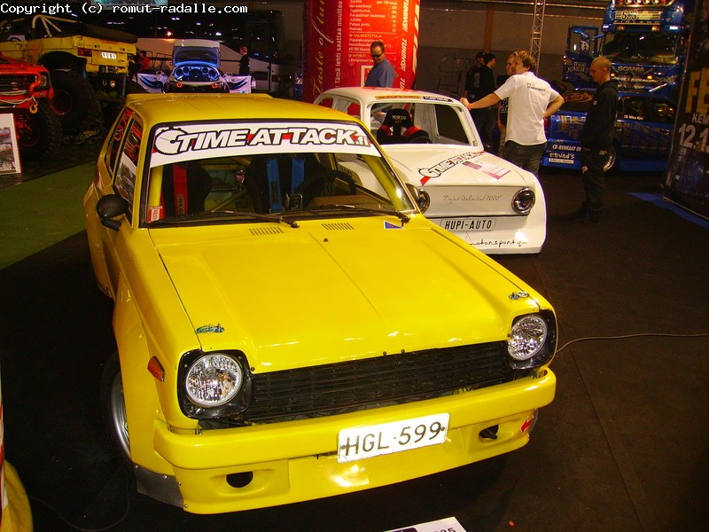 Toyota Starlet KP60 TRD N1 -levikkeiden kopiot. Mazda competition yellow. Timeattack