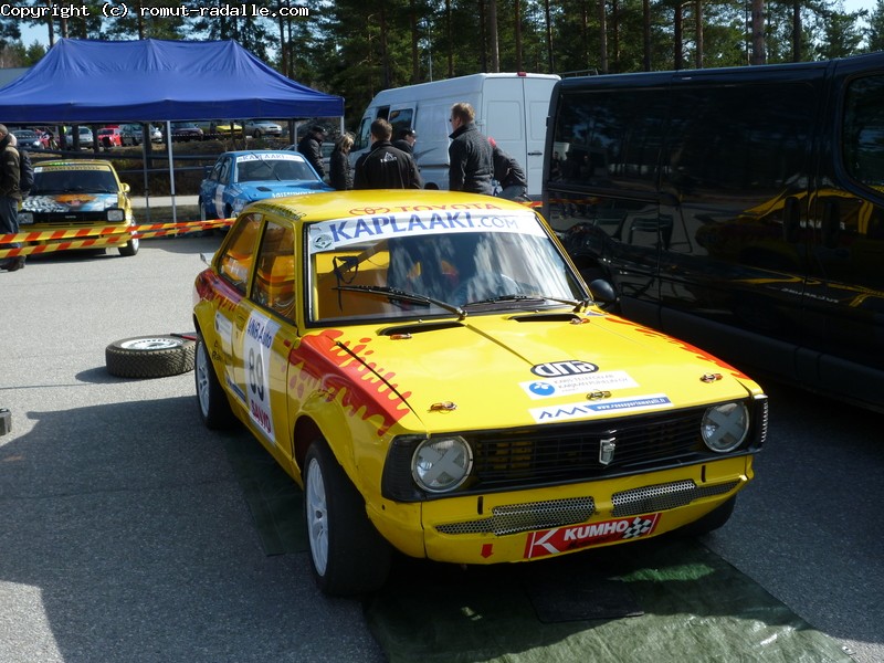 Keltainen Pikku-Corolla. Ralliauto.