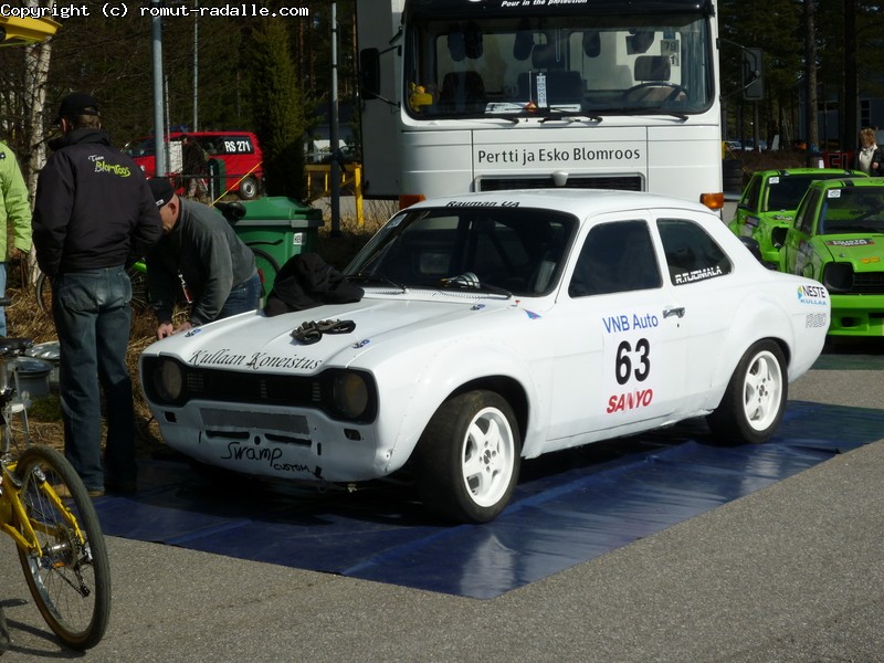 Valkoinen Ford Escort MK1 kilpa-auto