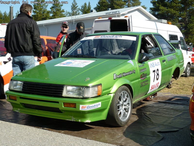 Vihreä GT-Corolla kilpuri