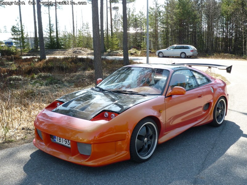 Tuunattu oranssi Toyota MR2