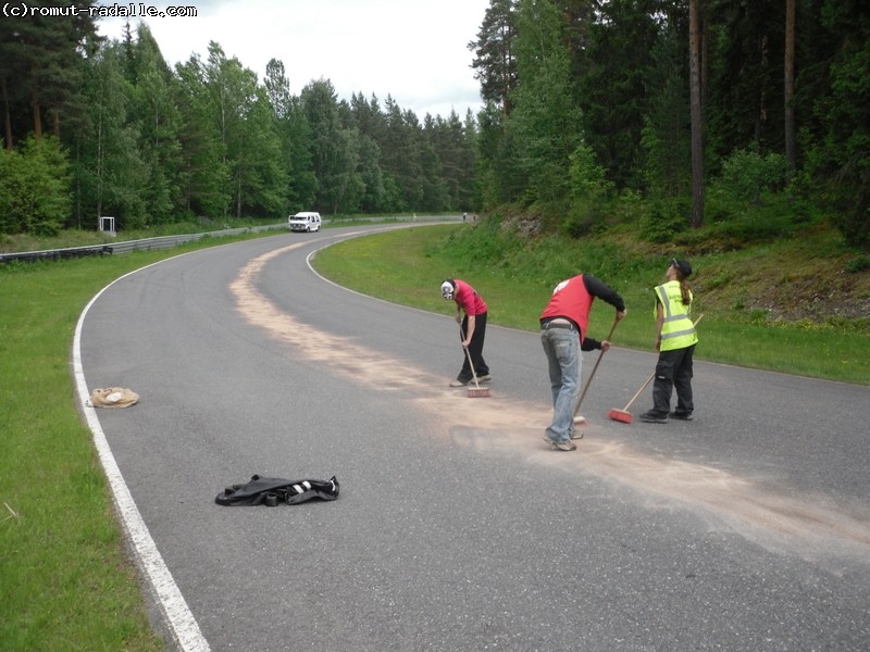 pieni öljyvana haittasi rata ajoa, öljynimeytys radalta Ahvenistolla