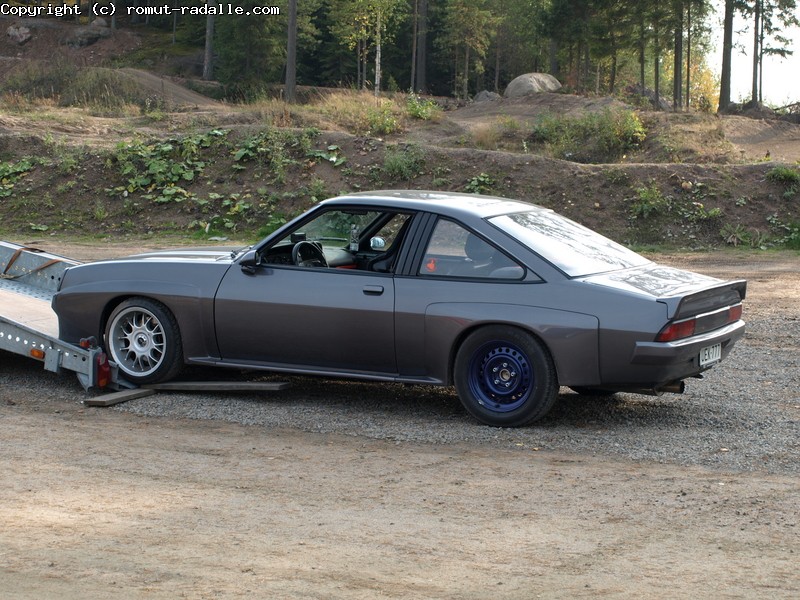 Tummanharmaa Opel Manta B