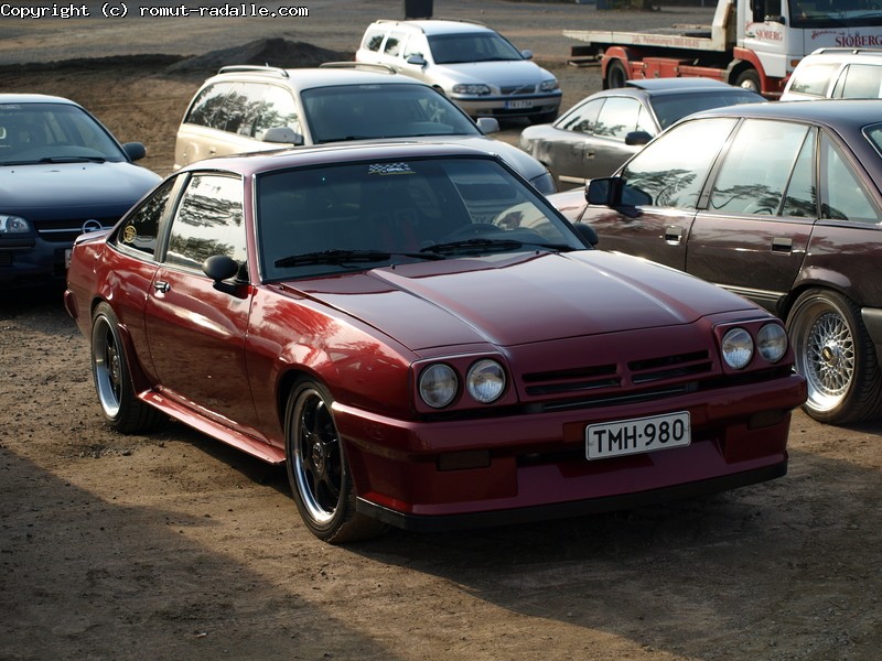 Viininpunainen Opel Manta B