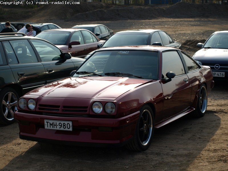 Viininpunainen Opel Manta B