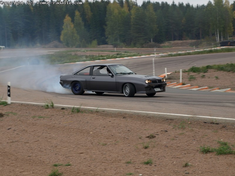 Tummanharmaa Opel Manta B