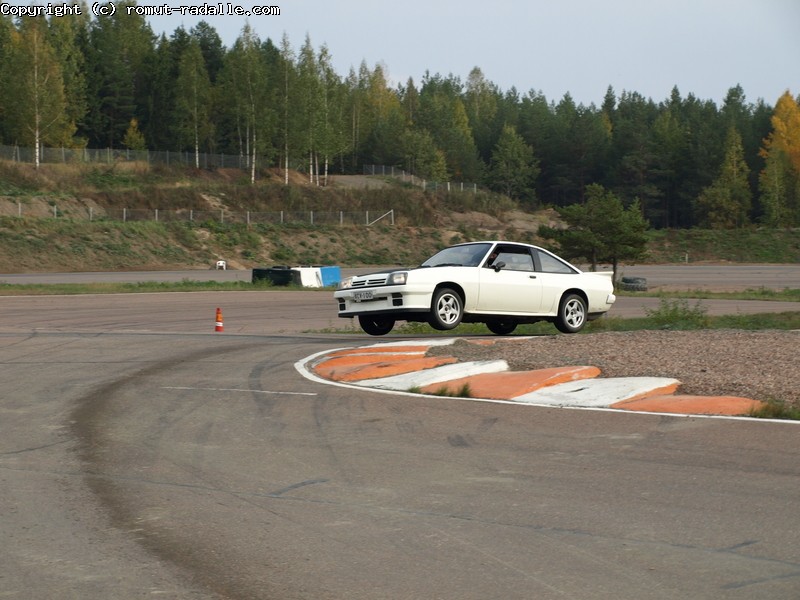 Valkoinen Opel Manta ilmassa