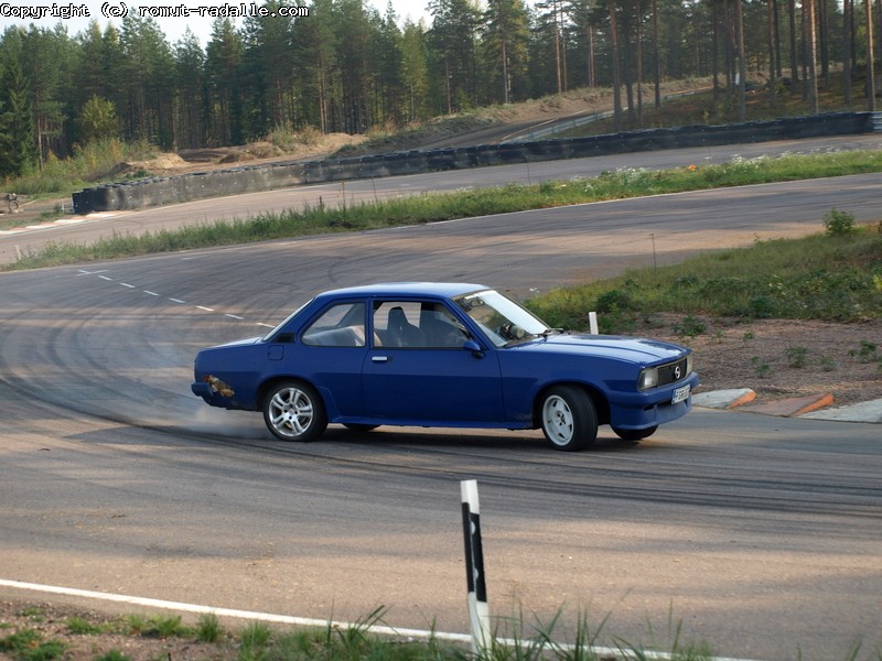 Tummansininen Opel Ascona