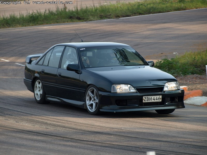 Musta Opel Omega