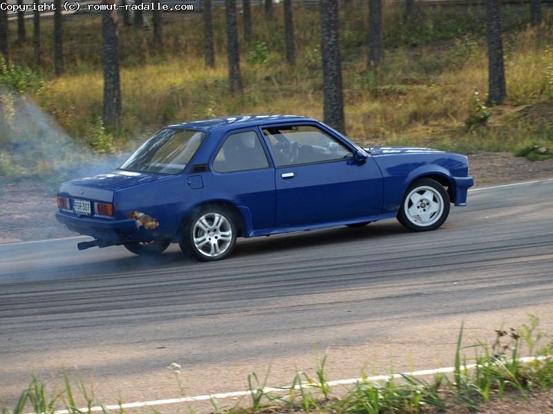 Tummansininen Opel Ascona