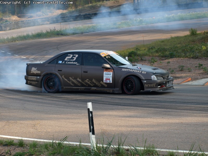 Harmaa Opel Omega