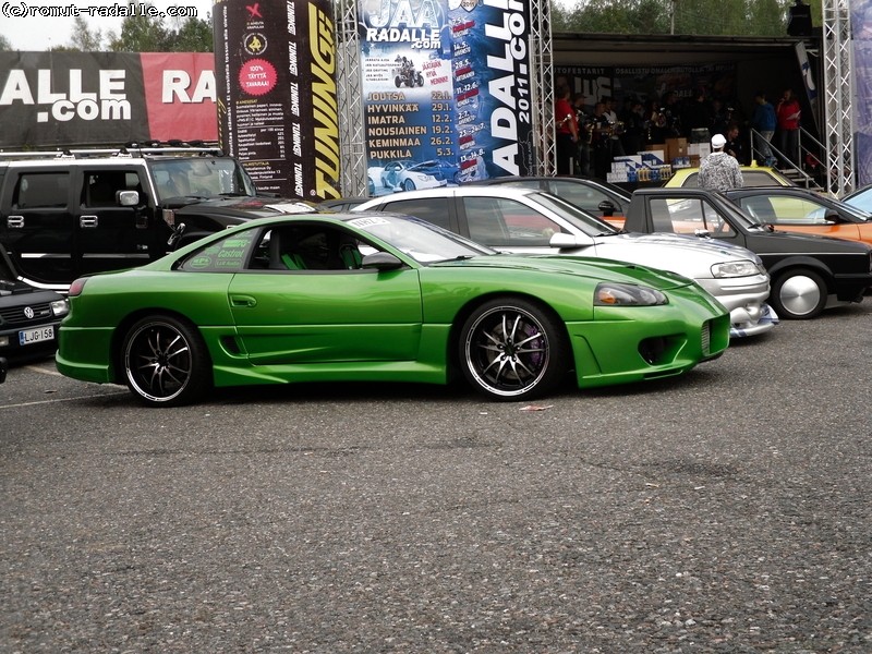 Vihreä Dodge Stealth