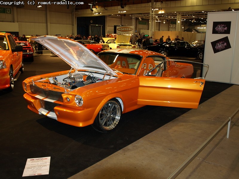 Oranssi Ford Mustang Fast Back