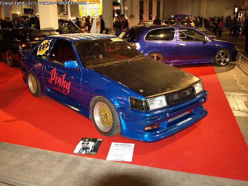 Sininen AE86 Toyota Corolla GT Levin. Nissan CA18DET -moottorilla