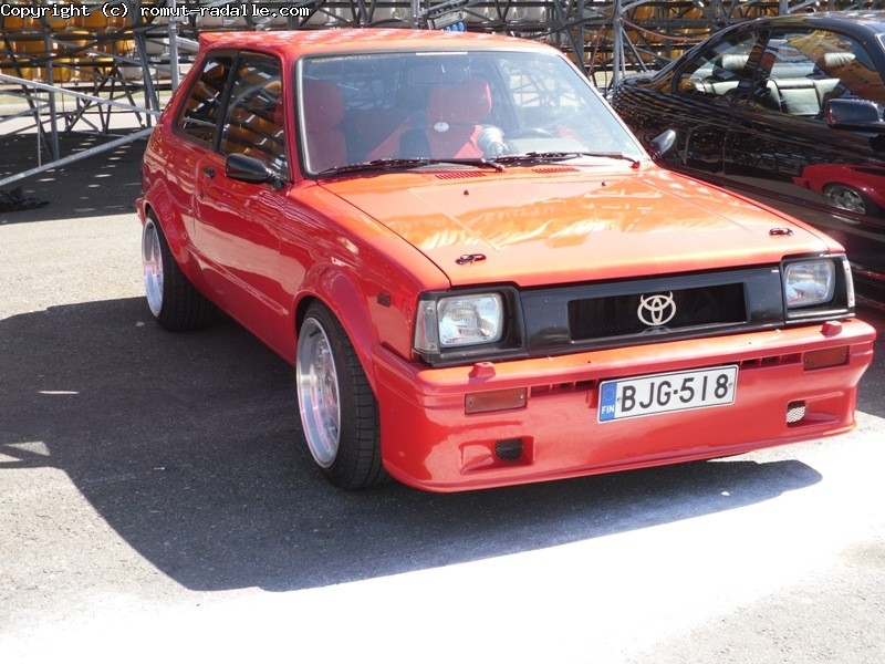 Punainen Toyota Starlet