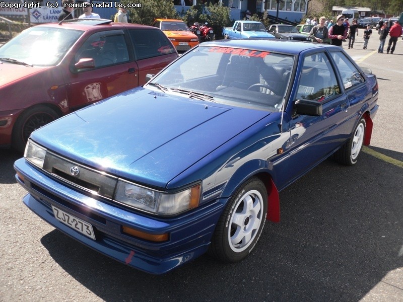 Sininen Toyota Corolla GT AE86