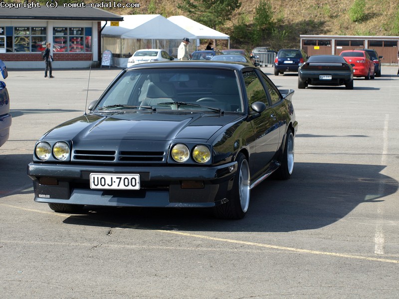 Musta Opel Manta