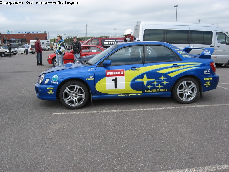 Subaru Impreza STi klassisella teemalla Sininen ja keltaiset teipit.