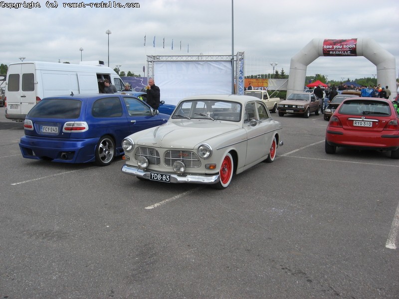 Hieno harmaa Volvo Amazon mustilla kilvillä