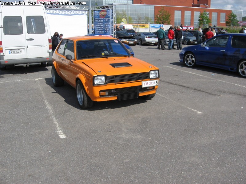 Oranssi Toyota Starlet KP6, kanttilampuin