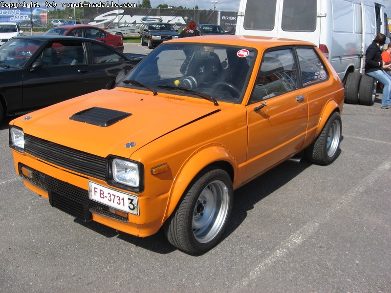 Oranssi Toyota Starlet P6, kanttilamppuinen