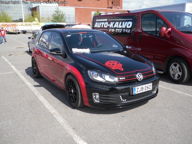 Volkswagen Golf GTI, puna-musta