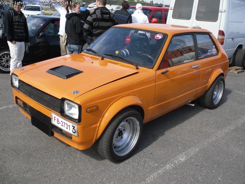 Oranssi Toyota Starlet yleislevikkein