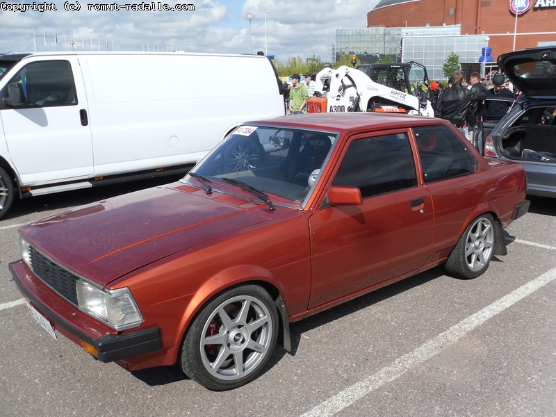 Punaruskea Toyota Corolla KE70 DX