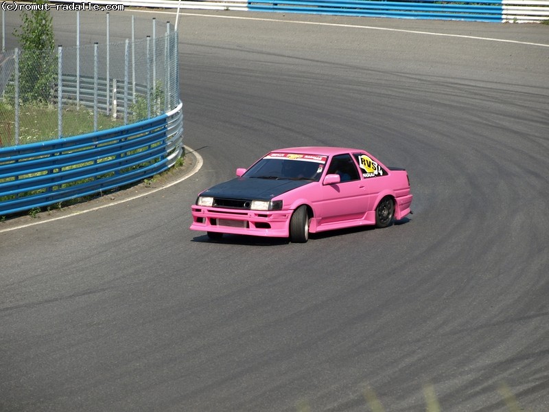 Pinkki Toyota Corolla AE86 GT