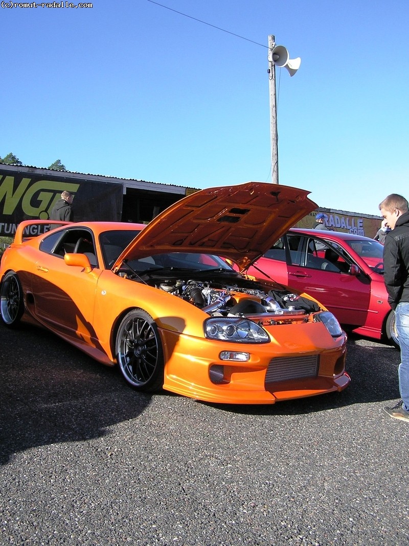 Oranssi Toyota Supra