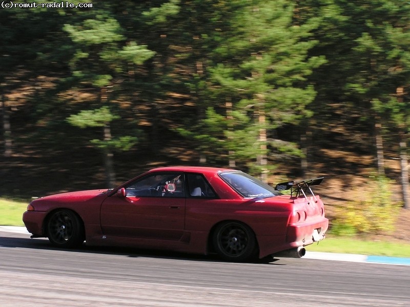 Punainen Nissan Skyline