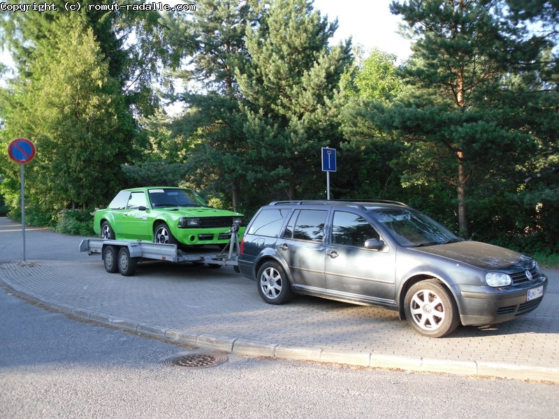 Corolla trailerilla Golfin perässä