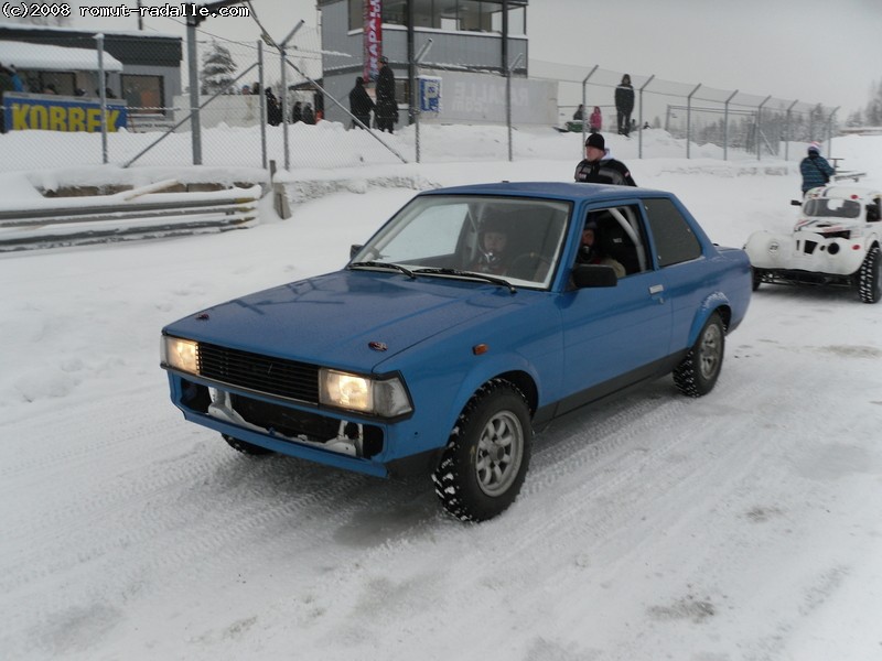 Sininen Toyota Corolla DX KE70