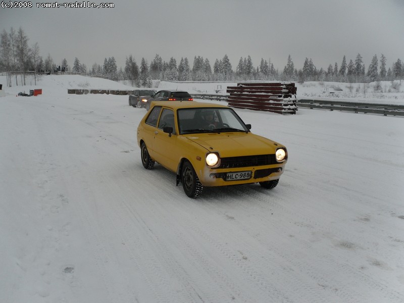 Keltainen Toyota Corolla KP60