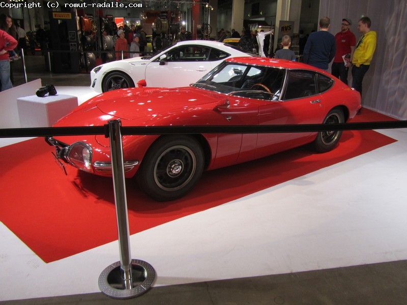 Punainen Toyota 2000GT