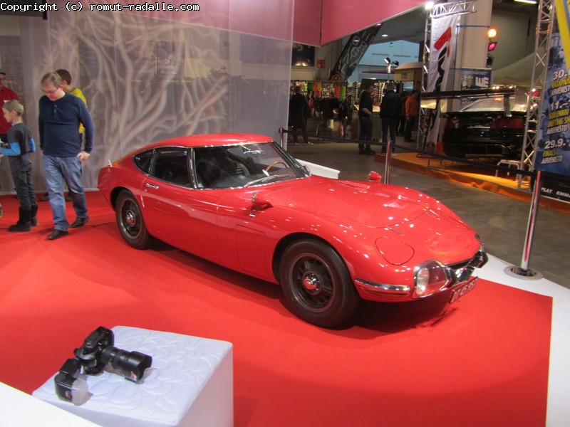 Punainen Toyota 2000GT