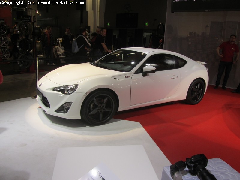 Valkoinen toyota GT86